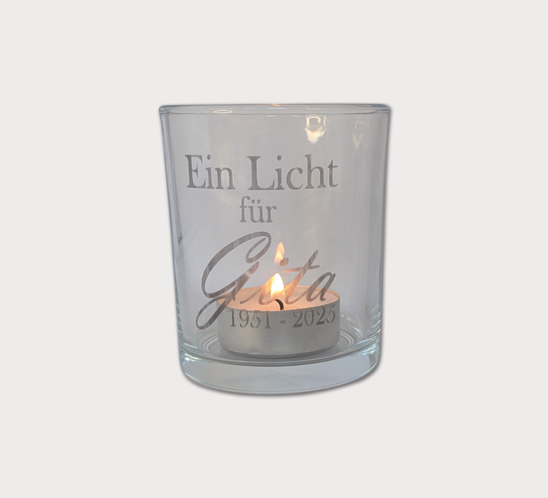 Personalisiertes Gedenklicht – Teelichtglas mit Gravur „Ein Licht für …“ & Datum | Trauerkerze Frostweiß oder Transparent