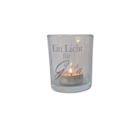 Transparentes Teelichtglas mit individueller Gravur „Ein Licht für …“ und personalisiertem Gedenkdatum – stilvolles Trauerlicht für Erinnerungsrituale und Gedenktage.