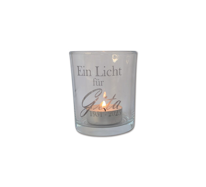 Transparentes Teelichtglas mit individueller Gravur „Ein Licht für …“ und personalisiertem Gedenkdatum – stilvolles Trauerlicht für Erinnerungsrituale und Gedenktage.