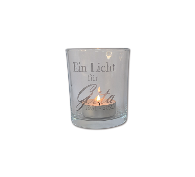Transparentes Teelichtglas mit individueller Gravur „Ein Licht für …“ und personalisiertem Gedenkdatum – stilvolles Trauerlicht für Erinnerungsrituale und Gedenktage.