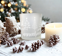 Teelichtglas zu Weihnachten – Darstellung von Weihnachtsbäumen mit Spruch Oh Tannenbaum, geeignet als festliche Dekoration zur Adventszeit.