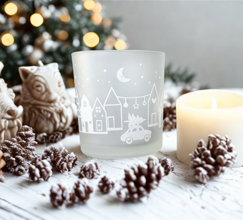 Teelichtglas zu Weihnachten – Darstellung der Geburt Jesu mit Maria, Josef und dem Kind in stilisierter Silhouette, geeignet als festliche Dekoration zur Adventszeit.