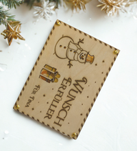 Hochwertige Holz-Weihnachtskarte mit Gravur, Sichtfenster für Geldgeschenke, 4 Motiven zur Auswahl, inklusive goldener Klammern – personalisierbar & nachhaltig verschenken.