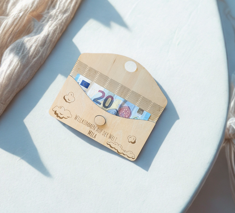 Liebevoll gefertigte Geldkarte aus Holz zur Geburt – mit Platz für Geldgeschenk, individuell gravierbar mit Wunschtext und Namen. Größe: 15,5 × 8 cm, 6 mm dick – ein Erinnerungsstück fürs Leben.