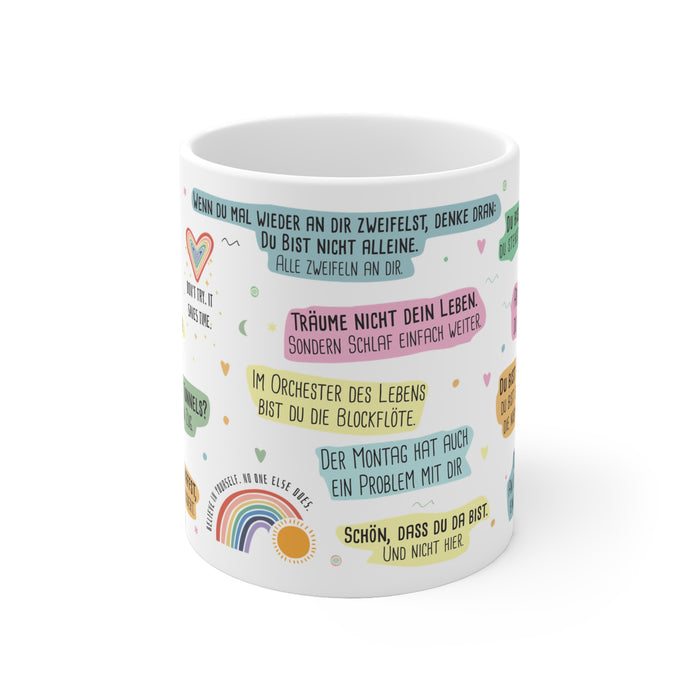 Weiße Keramiktasse mit schwarzen, humorvoll-demotivierenden Sprüchen, auf hellem Hintergrund – witziges Geschenk für Büro, Freunde und Alltag.“