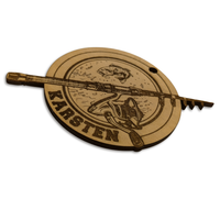 Handgefertigter Holzanhänger für Angler mit Angel, Fisch und personalisierbarem Namen 8,5 x 7,5 cm.