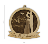 Personalisierter Holzanhänger "Just Married" mit Namen, Datum & Herzen – einzigartiges Hochzeitsgeschenk aus graviertem Sperrholz.