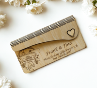 Charmante Holzkarte zur Hochzeit mit Hochzeitsauto, Herz-Ausstanzung & Geldfach – individuell gravierbar, stilvoll, persönlich & ideal für besondere Glückwünsche an das Brautpaar.