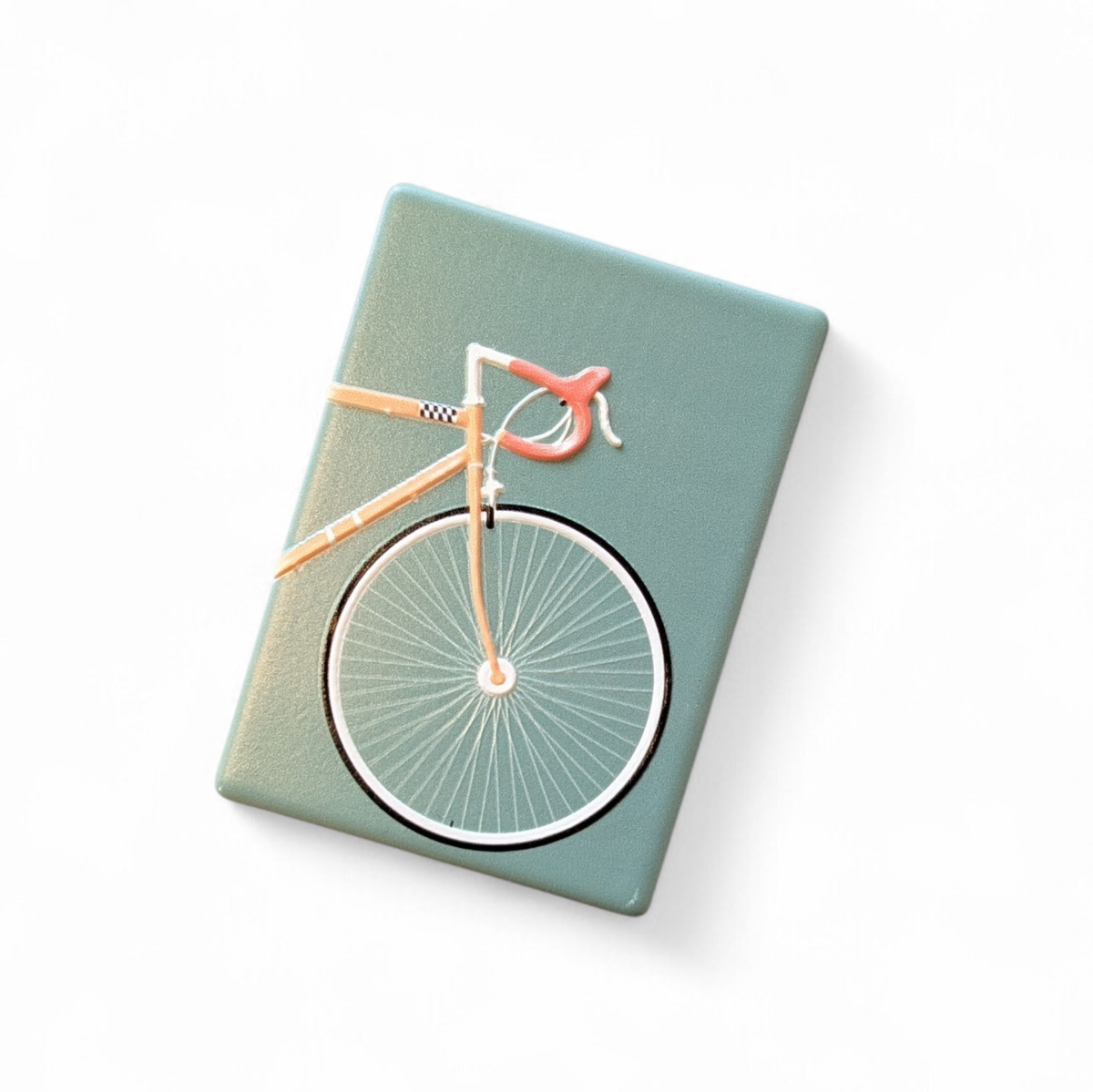 Rechteckiger Keramikmagnet mit einer detaillierten Illustration eines Rennfahrers auf einem Rennrad. Seidenmatte weiße Oberfläche mit haptischem Relief der Rad-Konturen im Vintage-Stil.