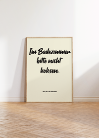 Dieses witzige Badezimmer Poster in Beige und Schwarz mit dem Spruch "Im Badezimmer bitte nicht koksen."
