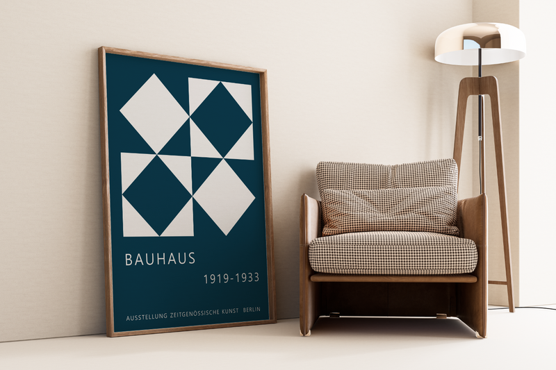 Das Bauhaus Poster zeigt dir in unterschiedlichen Anordnungen vier Rauten in Blau bzw. auf blauem Hintergrund.