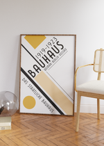 Dieses Bauhaus Poster zeigt dir unterschiedliche geometrische Formationen in Gelb und Schwarz. 