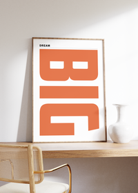 Dieses Poster im minimalistischen Stil zeigt den motivierenden Spruch "Dream BIG" in oranger Schrift. 