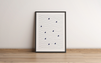 Dieses minimalistische, maritime Poster zeigt dir Wellen und die Flossen von Haien. 