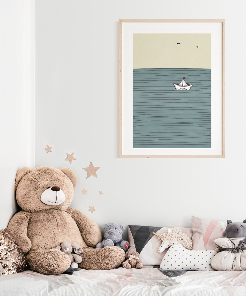 Dieses maritime Poster zeigt ein Origami Boot auf dem blauen Meer mit beigen Himmel und zwei Möwen.