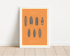 Das Surfer Poster mit verschiedenen Surfbretten im vintage Stil und schönem Himmelblau und Orange, ist die ideale Wanddeko für alle die ihr Wohnung im maritimen Einrichten.