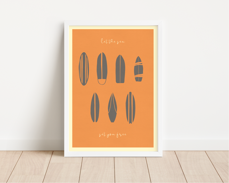 Das Surfer Poster mit verschiedenen Surfbretten im vintage Stil und schönem Himmelblau und Orange, ist die ideale Wanddeko für alle die ihr Wohnung im maritimen Einrichten.
