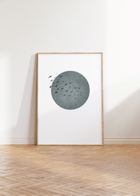 Dieses minimalistische Poster zeigt einen Vogelschwarm vor einer rosa oder einer grauen Sonne. 
