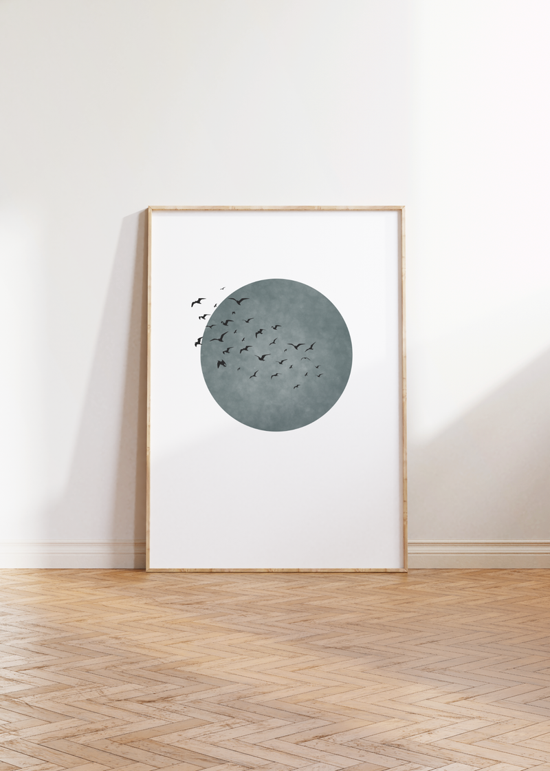 Dieses minimalistische Poster zeigt einen Vogelschwarm vor einer rosa oder einer grauen Sonne. 