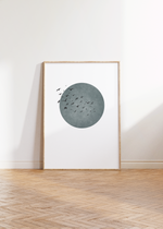 Poster Vogelschwarm vor Sonne | grau