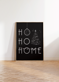 Das Weihnachtsposter zeigt dir in grün oder in schwarz den Spruch "Ho Ho Home" mit Weihnachtskugel, Weihnachtsbaum und Girlande.
