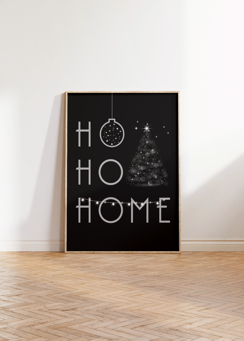 Das Weihnachtsposter zeigt dir in grün oder in schwarz den Spruch "Ho Ho Home" mit Weihnachtskugel, Weihnachtsbaum und Girlande.