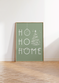 Das Weihnachtsposter zeigt dir in grün oder in schwarz den Spruch "Ho Ho Home" mit Weihnachtskugel, Weihnachtsbaum und Girlande.