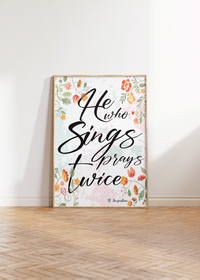 Das christliche Poster zeigt den Spruch des heiligen Augustinus der sagte "Wer singt betet doppelt" bzw. in Englisch " He who sings prays twice". 