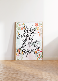 Das christliche Poster zeigt den Spruch des heiligen Augustinus der sagte "Wer singt betet doppelt" bzw. in Englisch " He who sings prays twice". 