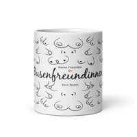 Die personalisierbare Tasse für deine beste Freundin zeigt unterschiedliche Formen von Brüsten und das Wort Busenfreundinnen. 
