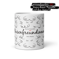 Die personalisierbare Tasse für deine beste Freundin zeigt unterschiedliche Formen von Brüsten und das Wort Busenfreundinnen. 