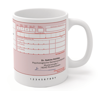 Keramiktasse mit rosa Arztrezept-Design, individuell personalisierbar mit Namen, Rezepttext und weiteren Angaben.