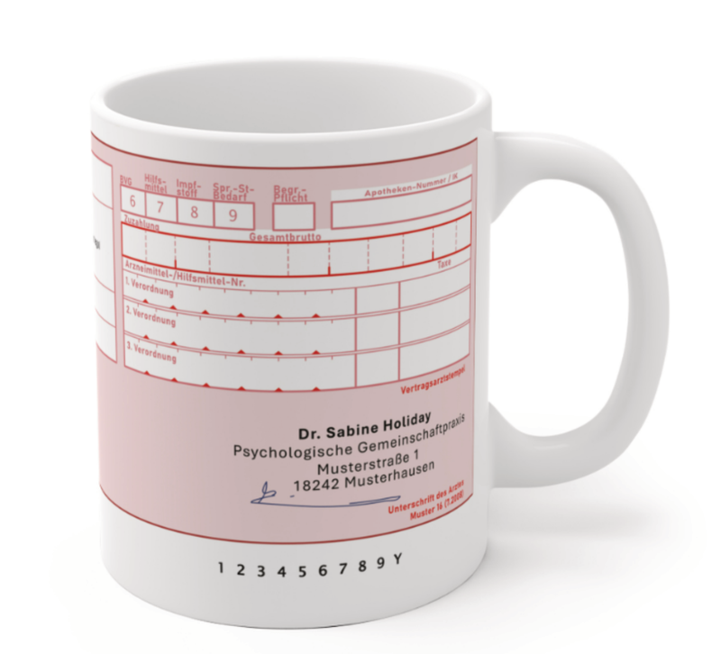 Keramiktasse mit rosa Arztrezept-Design, individuell personalisierbar mit Namen, Rezepttext und weiteren Angaben.