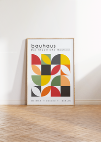 Dieses Bauhaus Poster zeigt dir verschiedenfarbige, für das Bauhaus typische geometrische Formen in unterschiedlichen Farben.