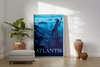 Das maritime Poster zeigt dir die versunkene Stadt Atlantis. In schönem Blau ist diese nautische Deko ideal für jedes maritim gestaltete Zimmer.