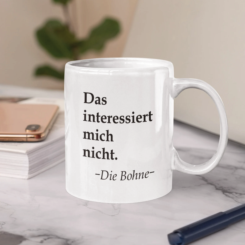 Auf dem Bild siehst du eine Tasse mit lustigem Spruch. In unserem Onlineshop findest du viele weitere witzige und nützliche Tassen.