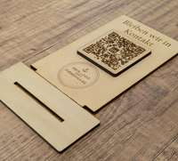 Social Media QR-Code Aufsteller aus Holz – Individuell für Instagram, TikTok, LinkedIn & mehr. Wunschtext & Logo/Firmennamen gravierbar. Hochwertige Theke-Deko inkl. Fuß. Jetzt personalisieren!