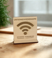 WLAN-Aufsteller aus Holz (7×7 cm) inkl. Kartenhalter. Wähle QR-Code oder Klartextgravur. Bitte sende Netzwerknamen & Passwort zur Personalisierung. Ideal für Gäste, Café, Büro oder Airbnb.