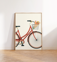Vintage-inspiriertes Poster mit rotem Damenfahrrad auf beigem Hintergrund, wahlweise mit Blumenstrauß oder Weihnachtsbaum im Korb – minimalistisches Design als Wanddeko für Frühling oder Weihnachten.