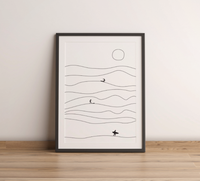 Dieses **Surf Poster** zeigt minimalistische **Wellen, Surfer & Sonne** – perfekt für Strand-Vibes zuhause! **Fineart-Druck** auf 200 g/m² Premium-Papier, erhältlich in verschiedenen Größen.
