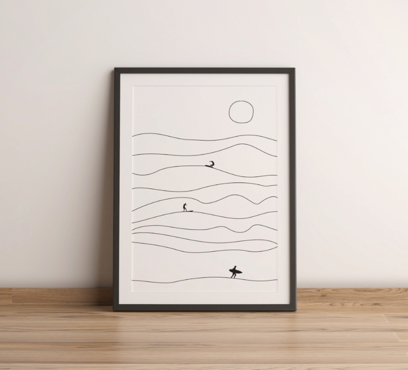 Dieses **Surf Poster** zeigt minimalistische **Wellen, Surfer & Sonne** – perfekt für Strand-Vibes zuhause! **Fineart-Druck** auf 200 g/m² Premium-Papier, erhältlich in verschiedenen Größen.