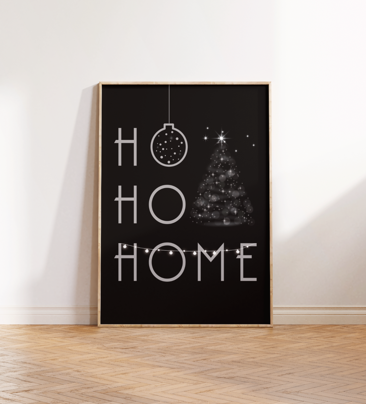 Minimalistisches Weihnachtsposter mit dem Schriftzug ‚Ho Ho Home‘ in Grün oder Schwarz, dekoriert mit Weihnachtsbaum, Kugel und Girlande – gedruckt auf hochwertigem Fineart-Papier.