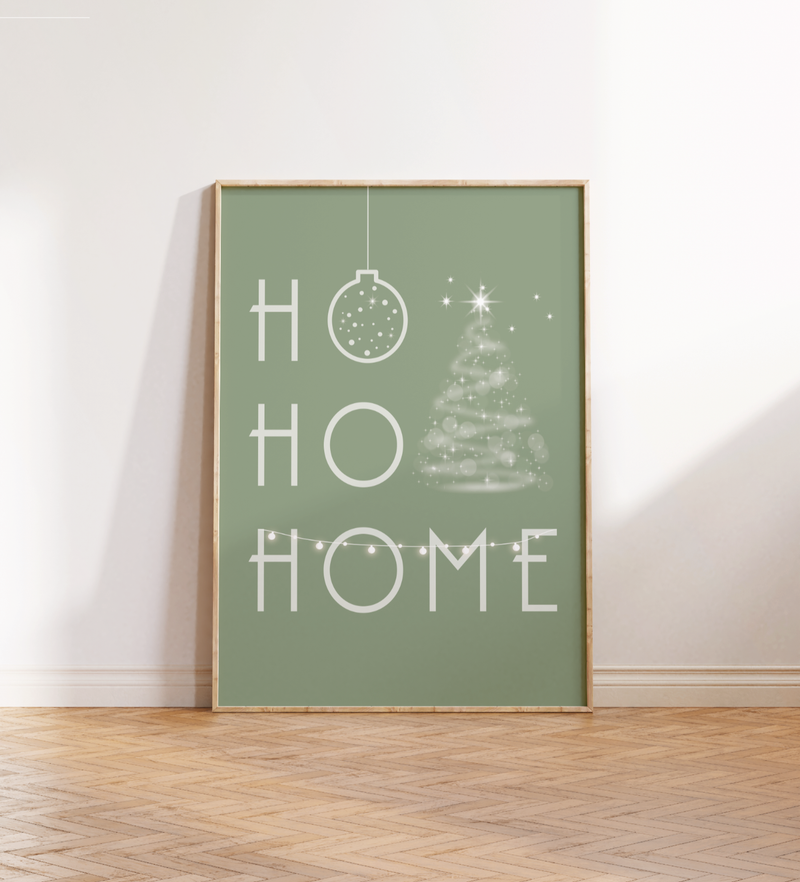 Minimalistisches Weihnachtsposter mit dem Schriftzug ‚Ho Ho Home‘ in Grün oder Schwarz, dekoriert mit Weihnachtsbaum, Kugel und Girlande – gedruckt auf hochwertigem Fineart-Papier.