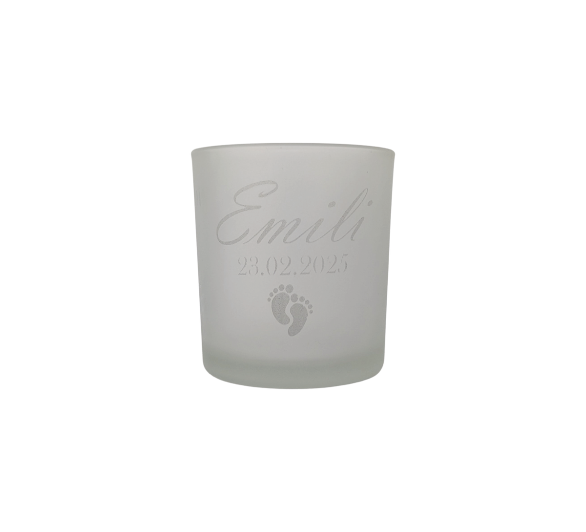 Frostweißes Teelichtglas mit individueller Gravur von Name und Geburtsdatum, darunter zwei Babyfüße – liebevolles Geschenk zur Geburt oder Erinnerung an Sternenkinder.