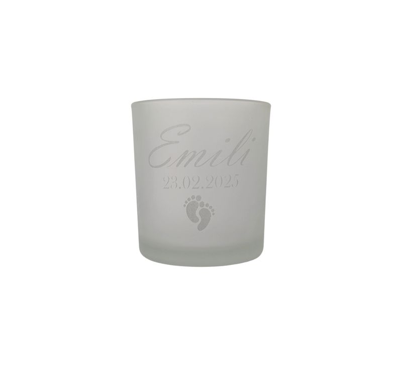 Frostweißes Teelichtglas mit individueller Gravur von Name und Geburtsdatum, darunter zwei Babyfüße – liebevolles Geschenk zur Geburt oder Erinnerung an Sternenkinder.