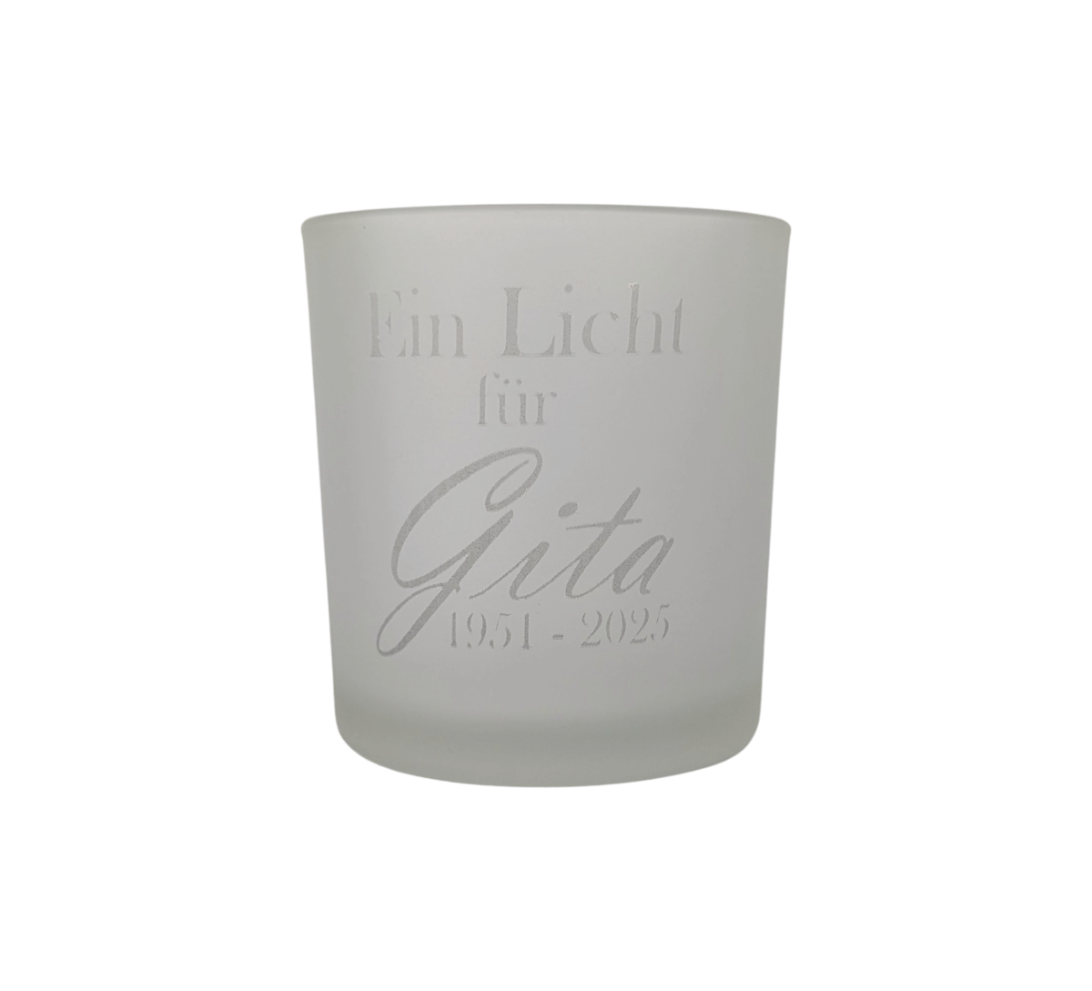 Frostweißes Teelichtglas mit individueller Gravur „Ein Licht für …“ und personalisiertem Gedenkdatum – stilvolles Trauerlicht für Erinnerungsrituale und Gedenktage.