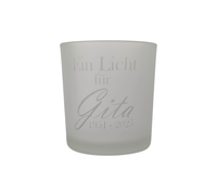 Frostweißes Teelichtglas mit individueller Gravur „Ein Licht für …“ und personalisiertem Gedenkdatum – stilvolles Trauerlicht für Erinnerungsrituale und Gedenktage.