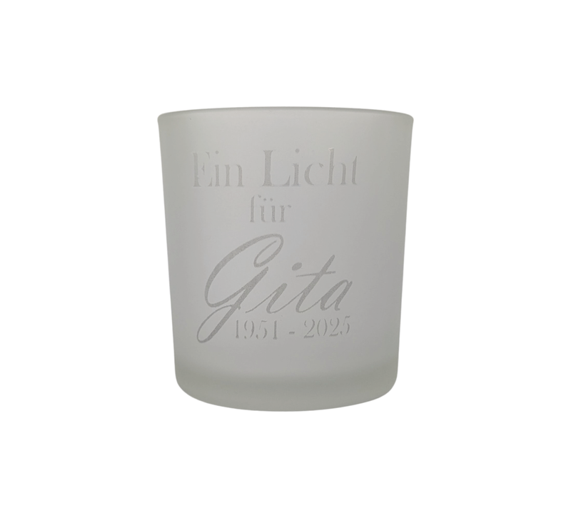 Frostweißes Teelichtglas mit individueller Gravur „Ein Licht für …“ und personalisiertem Gedenkdatum – stilvolles Trauerlicht für Erinnerungsrituale und Gedenktage.