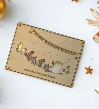 Hochwertige Holz-Weihnachtskarte mit Gravur, Sichtfenster für Geldgeschenke, 4 Motiven zur Auswahl, inklusive goldener Klammern – personalisierbar & nachhaltig verschenken.
