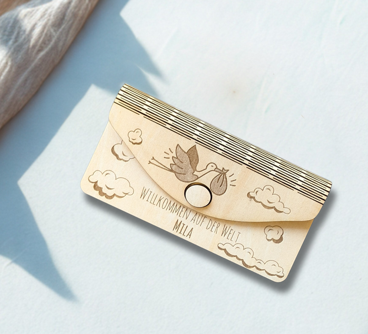 Liebevoll gefertigte Geldkarte aus Holz zur Geburt – mit Platz für Geldgeschenk, individuell gravierbar mit Wunschtext und Namen. Größe: 15,5 × 8 cm, 6 mm dick – ein Erinnerungsstück fürs Leben.